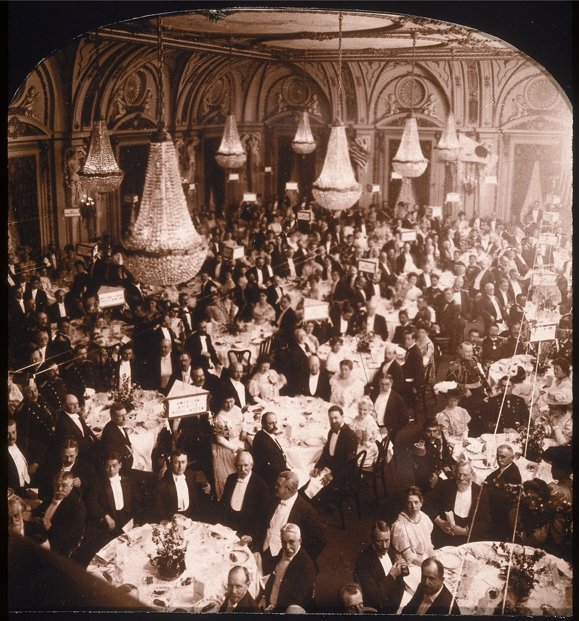 Gilded Age diners at New York's Astor Hotel